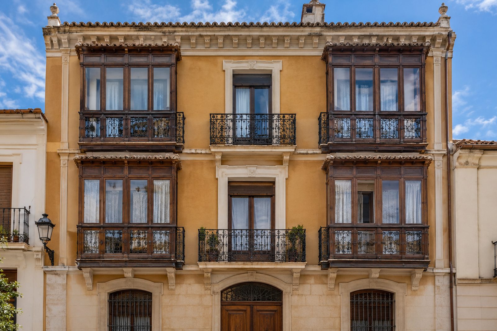 Fachada de finca clásica con galería
